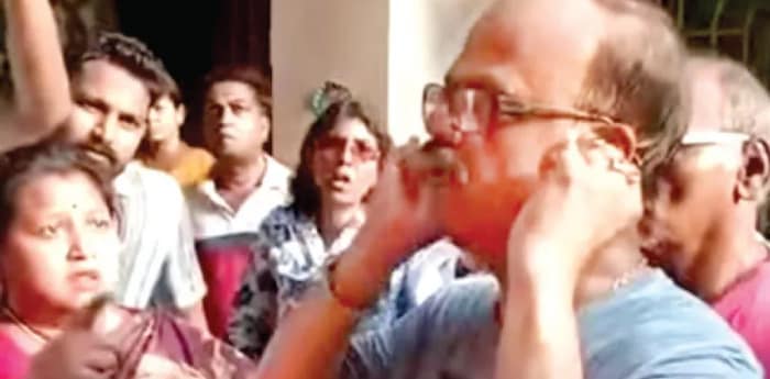 কান ধরে ভুল স্বীকার প্রাক্তন কাউন্সিলারের! বরানগরের ঘটনায় বিজেপির বিরুদ্ধে অভিযোগ