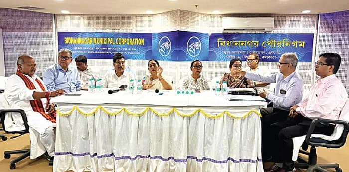 বিধাননগরের বেহাল রাস্তা দ্রুত মেরামত, নিকাশি সংস্কারের দাবি, মেয়র, কাউন্সিলাদের সঙ্গে সৌজন্য সাক্ষাৎ ২ বিধায়কের