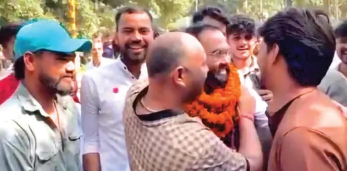 আইনের ছাত্রী ধর্ষণ: জামিনে ছাড়া পেতেই বরণ-সংবর্ধনা,  কাঁধে চড়ে ফিরলেন অভিযুক্ত, উত্তরপ্রদেশের ঘটনায় নিন্দার ঝড়