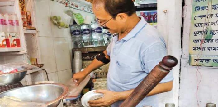 গরমে নাজেহাল শহর ঝুঁকেছে লস্যি, কালো আঙুরের জুসে