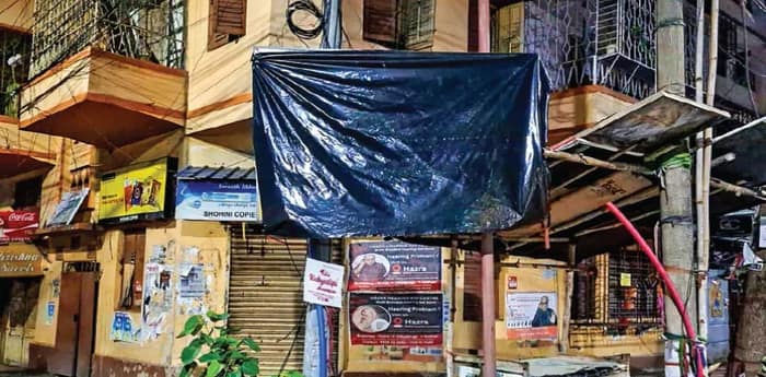 তৃণমূল কাউন্সিলারের বেআইনি কাট-আউট ভেঙে দিল পুরসভা