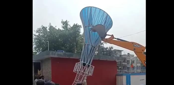 গড়িয়া শ্মশানের কাছে দু’টি বেআইনি নির্মাণ ভেঙে ফেলা হল