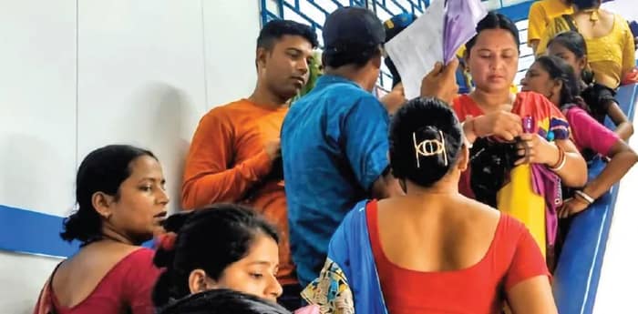 অন্নপূর্ণা ভাণ্ডারের টাকার আশায় ডিবিটি লিংক করাতে ব্যাংকে ভিড়, ঘণ্টার পর ঘণ্টা লাইনে দাঁড়িয়ে গ্রাহকরা ক্ষুব্ধ