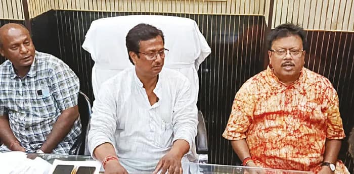 বৈদ্যবাটি পুরসভায় টাঙানো হল মোদি ও শুভেন্দুর ছবি, চুঁচুড়ায় বৈঠক বিধায়কের