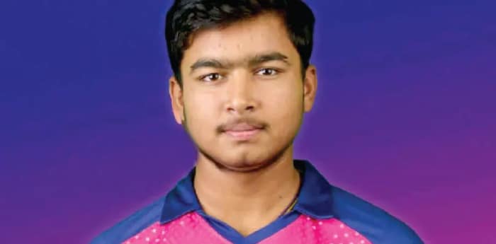 অর্ধশতরান মা’কে উৎসর্গ করলেন বৈভব সূর্যবংশী