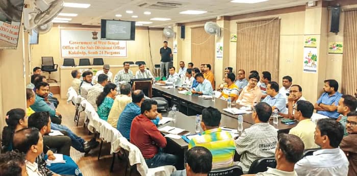 কাকদ্বীপে প্রশাসনিক বৈঠক, দ্রুত বিপজ্জনক বাঁধ মেরামতির নির্দেশ
