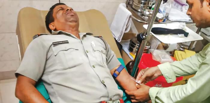 রক্ত দিয়ে মুমূর্ষু শিশুকন্যার প্রাণ বাঁচালেন পুলিশকর্মী, কাকদ্বীপে মানবিকতার নজির