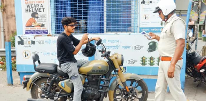 হেলমেটহীন চালকদের জরিমানা, ১০  দিনে ২৫ লক্ষের চালান কাটল পুলিশ
