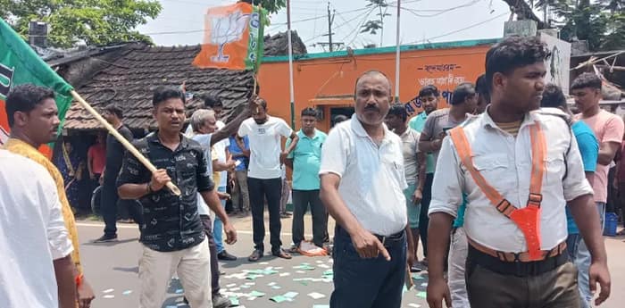 তমলুকে তৃণমূলের পার্টি অফিস থেকে প্রচুর রেশন কার্ড উদ্ধার! অবরোধ বিজেপির