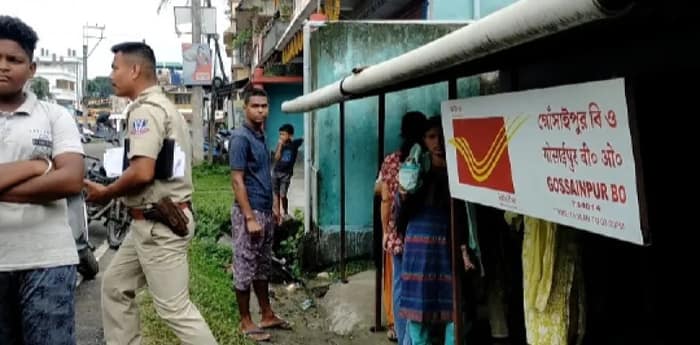 আধারের সঙ্গে ফোন নম্বর লিংক করতে ভিড়, গোঁসাইপুর পোস্ট অফিসে ভাঙচুর