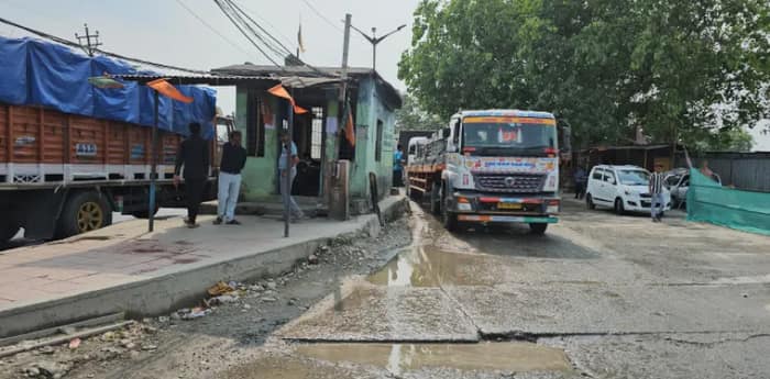 সকালে ১৫০, বিকেলে ৪০০! ফুলবাড়ি টোলপ্লাজায় চলছে মর্জিমাফিক টাকা তোলা