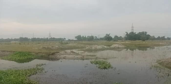ভোরের আলোয় হেলিপ্যাড চত্বর থেকে দেদার বালি ও মাটি পাচার