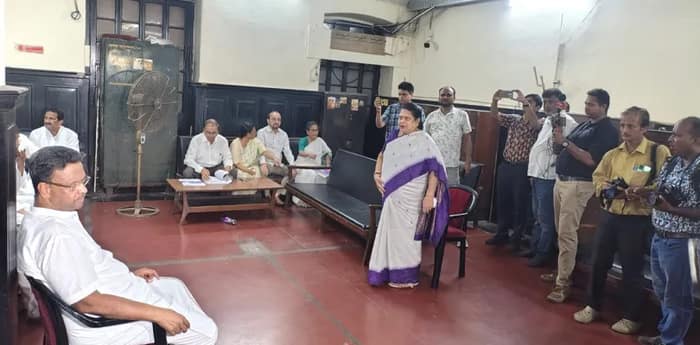 নজিরবিহীন ঘটনা কলকাতা পুরসভায়, ক্লাব রুমেই বসল পুরসভার অধিবেশন!