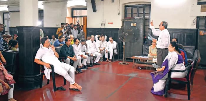 তালাবন্ধ হাউস, ক্লাব রুমেই ‘অধিবেশন’ কাউন্সিলারদের, বেনজির ঘটনার সাক্ষী কলকাতা পুরসভা