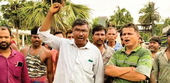 নিম্নমানের সামগ্রী দিয়ে সেতু নির্মাণ, পাথরপ্রতিমায় বিক্ষোভ
