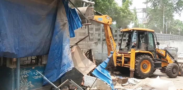 কোন্নগর স্টেশনের আন্ডারপাসের টোল তুলে  দিলেন বিজেপি বিধায়ক, চলল বুলডোজার, অবৈধভাবেই তোলা হতো টাকা: দীপাঞ্জন