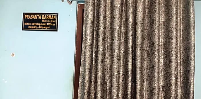রাজগঞ্জ: চেয়ারে না থেকেও প্রশাসনে প্রভাব! চারমাস পরও বিডিওর চেম্বারে নেমপ্লেটে প্রশান্ত বর্মনের নাম
