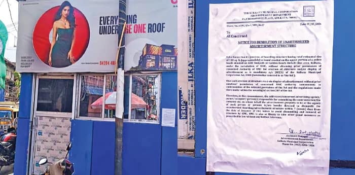 পুরসভা ও পুলিশের টানাপোড়েন, অনুমোদন ছাড়া পিঙ্ক বুথ-কিয়স্কে বিজ্ঞাপন, নোটিস পুর কর্তৃপক্ষের