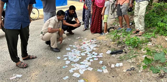 বহরমপুরে রাস্তার ধার থেকে ১৯৭টি ভোটার কার্ড উদ্ধার! মিলল তৃণমূলের বিএলএ’র স্বাক্ষরিত তালিকা