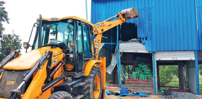 খানাকুলে অবৈধ নির্মাণ ভাঙলেন বিধায়ক