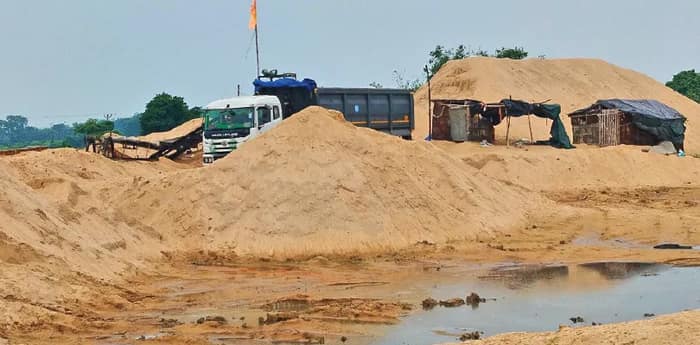 বাঁকুড়ায় বালির দাম আকাশছোঁয়া
