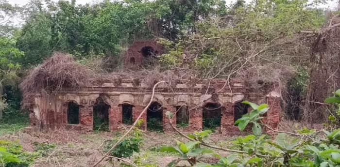 বুলডোজারে দুরমুশ পাথরার ৩০০ বছরের প্রাচীন স্থাপত্য, প্রশাসনের দ্বারস্থ মন্দির বাঁচাও আন্দোলনের নেতা ইয়াসিন