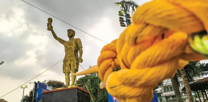 অনুমতি ছাড়াই পূর্তদপ্তরের জায়গায় স্থাপত্য, বড় অঘটন এড়াতে দড়ির বাঁধনে মেসির মূর্তি