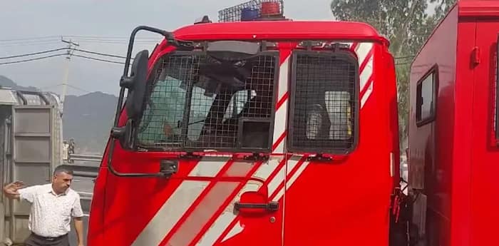 জম্মু ও কাশ্মীরের উধমপুরের জাখানি চকে একটি দোকানে আগুন, অকুস্থলে দমকল