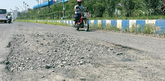 সার্ভিস রোডসহ বহু রাস্তাই  বেহাল, দুর্ভোগ স্মার্টসিটিতে