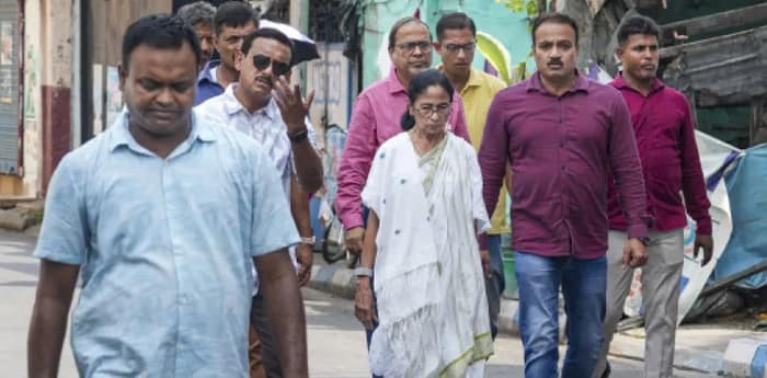 নেত্রীর ডাক ‘উপেক্ষা’ করার সাহস দেখিয়ে  বিতর্ক বাড়ালেন তৃণমূলের ৬০ জন বিধায়ক