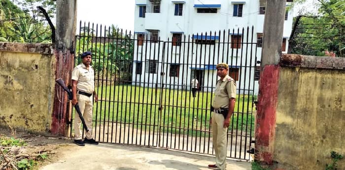 বনগাঁর হোল্ডিং সেন্টারে ভিড় জমছে ধৃত অনুপ্রবেশকারীদের, পেট পুরে আপ্যায়ন