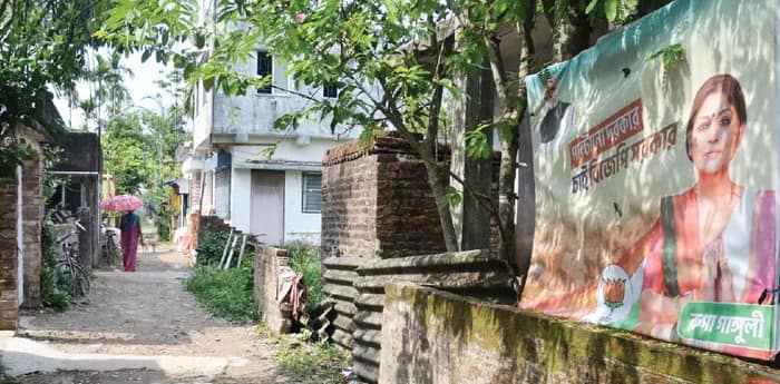 এলাকার বেহাল রাস্তাই ক্ষোভের কারণ, অনুন্নয়নের অভিযোগে সরব স্থানীয়রা