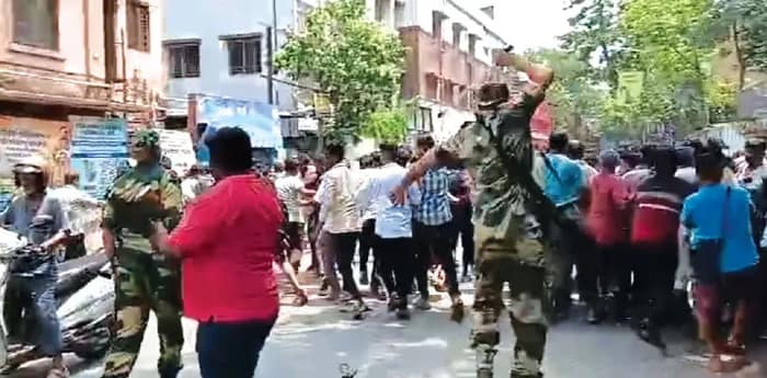ফুটপাতের একাংশেও পসরা নিয়ে বসতে পারলেন না হকার, মঙ্গলাহাটে উত্তেজনা