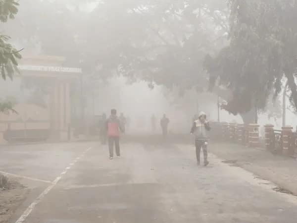 বায়ুদূষণ সঙ্গে কুয়াশা দিল্লির জনজীবন স্তব্ধ, বাতিল অন্তত ৪০ বিমান