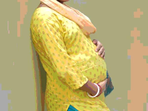 সংসার করার দাবি, আবাসনের সামনে ধর্না অন্তঃসত্ত্বা গৃহবধূর