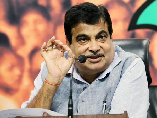 পুনেতে যানজটে আটক পরিবহণমন্ত্রী গাদকারি, ফিরতে হল মাঝপথ থেকেই