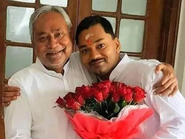 এবার নীতীশ-পুত্র যোগ দেবেন  রাজনীতিতে! পোস্টার ঘিরে শোরগোল