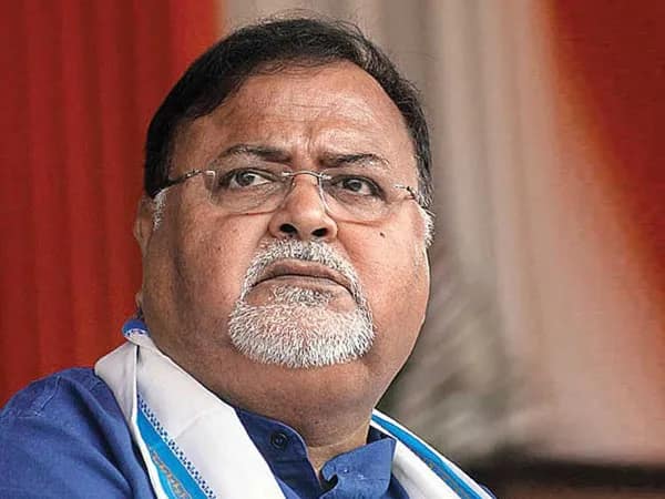 নিয়োগ মামলা, হাত ভাঙায় কোর্টে গরহাজির পার্থ