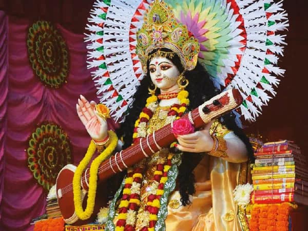 সরস্বতী পুজোতে ফুলের বাজার দ্বিগুণ, কপালে ভাঁজ উদ্যোক্তাদের