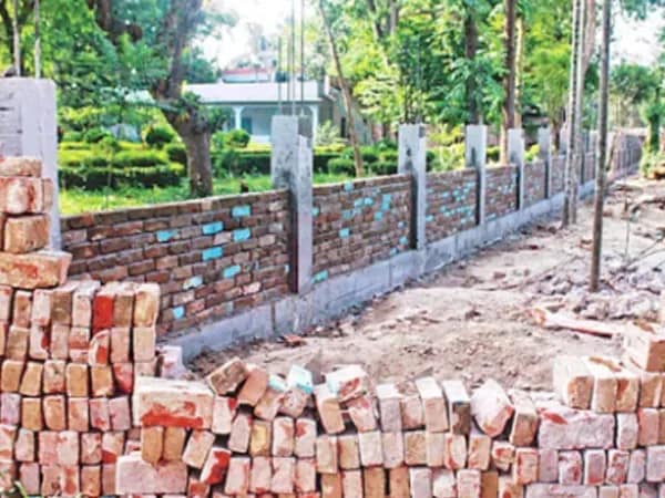 সরকারি জমিতে পাঁচিল দেওয়া নিয়ে রাজারহাটে বিক্ষোভ