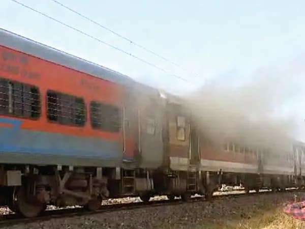 চলন্ত ট্রেনের কামরায় আগুন,  বড় দুর্ঘটনা থেকে বরাতজোরে রক্ষা