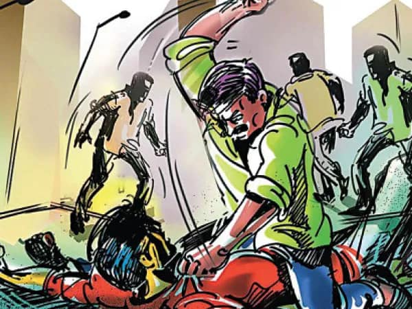কুপ্রস্তাবে নারাজ, মহিলার টালির চালে ট্রেন থেকে পাথর, অভিযুক্তকে মারধর