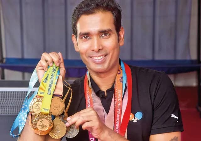 অবসর নিলেন  শরৎ কমল