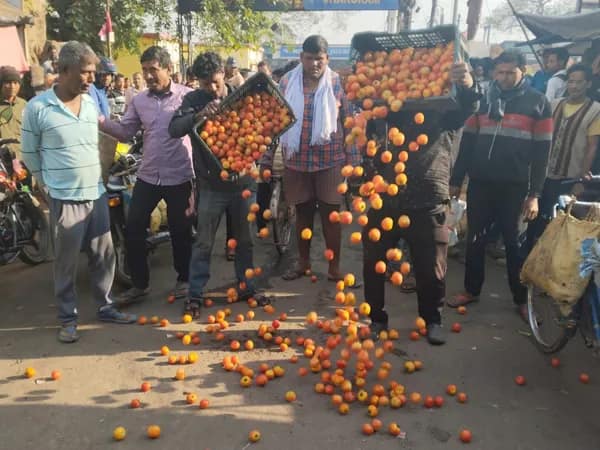 ঝাড়গ্রাম স্টেশন চত্বরে পথ অবরোধ