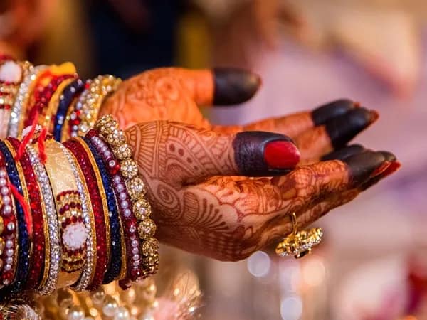 বিয়ের দাবিতে ধর্না অন্তঃসত্ত্বা যুবতীর