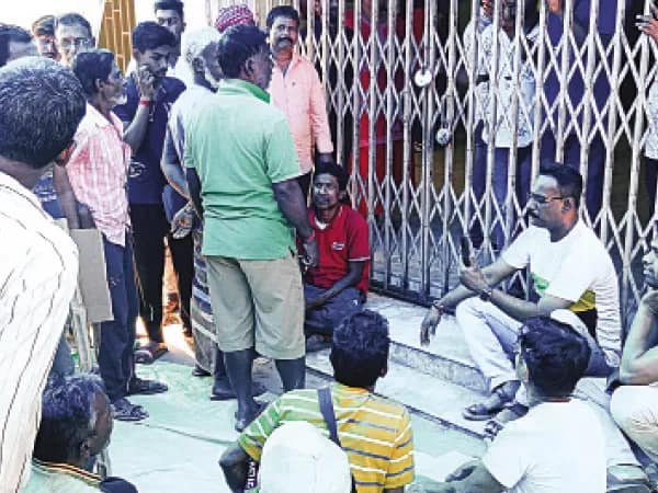 পুরসভায় তালা ক্ষুব্ধ ব্যবসায়ীদের, হাতুড়ি দিয়ে ভেঙে ঢুকলেন প্রধান