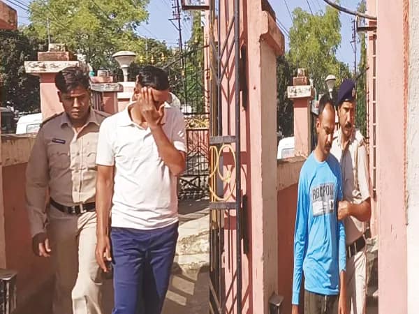 পুলিস সেজে বাইক থামিয়ে দেদার তোলা আদায়, গ্রেপ্তার দুই জওয়ান