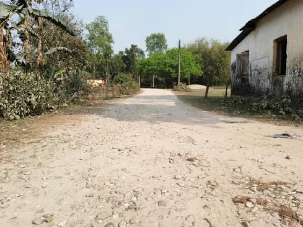 রাস্তার কাজ শেষ না করেই পালিয়েছে ঠিকাদার,ক্ষোভ