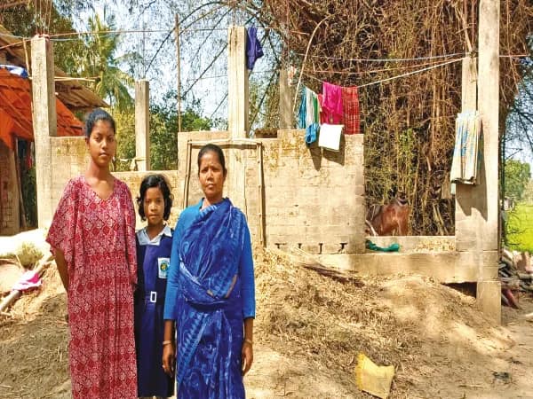 স্বামীহারা দু’বারের প্রধান থাকেন জীর্ণ কুটিরে