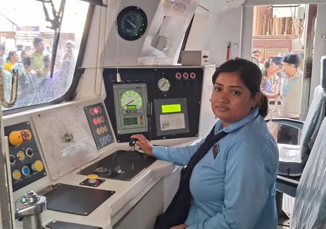 আন্তর্জাতিক নারী দিবসে মাতৃভূমি লোকাল ট্রেনটি নদীয়ার শান্তিপুর থেকে শিয়ালদহে চালিয়ে নিয়ে এলেন মহিলা চালক